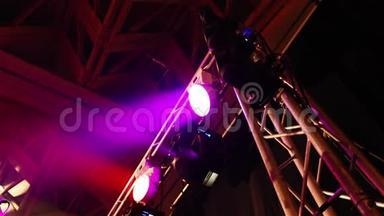大厅的舞台灯光，柜台上的舞台灯光，舞台灯光的金属支架，从下面看